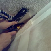 Cara melekatkan kertas dinding bukan tenunan di siling: penyediaan, peringkat, hasil