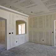 Memperbaiki drywall ke dinding sesuai dengan semua peraturan