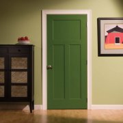 Cara melukis pintu kayu di rumah