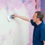 Adakah mungkin meletakkan dempul pada cat semasa memperbaiki dinding dan siling lama
