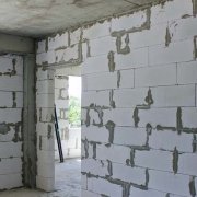 Dinding galas konkrit berudara: batu buatan sendiri
