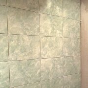 Kami meletakkan jubin di bilik mandi: bahagian 2 - meletakkan jubin di dinding
