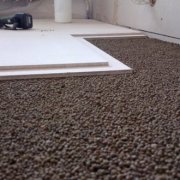 Skreed lantai tanah liat yang diperluas: cara melakukannya