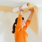 Cara melekatkan kertas dinding di siling sendiri
