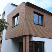 Menghadap fasad rumah kayu: teknologi dan reka bentuk