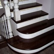 Potongan tangga kayu: pilihan trim dan cadangan umum