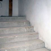 Bagaimana tangga konkrit selesai dengan kayu