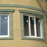 Pelapisan bata untuk tingkap: hiasan fasad