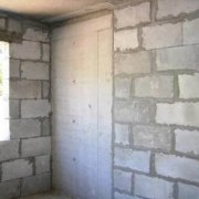 Melekatkan dinding konkrit berudara - ciri pilihan bahan dan kerja