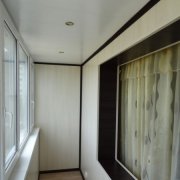 Menghiasi balkoni dengan panel MDF bukanlah cara yang buruk untuk memuliakan bilik