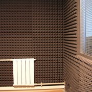 Welke materialen en hoe is de geluidsisolatie van de muur