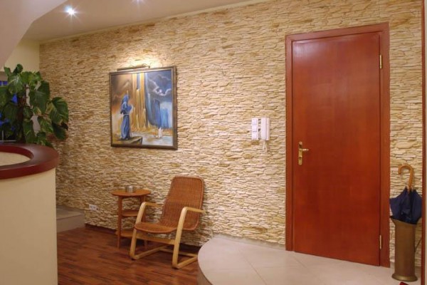Dinding koridor berhadapan dengan batu hiasan