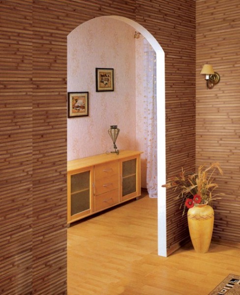 Kertas dinding buluh dalam hiasan koridor