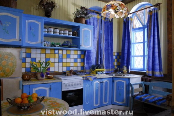 Warna-warna berair di bahagian dalam dapur menyenangkan mata