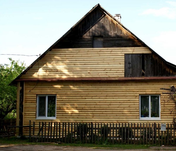 Menyiapkan rumah kayu dengan rumah blok