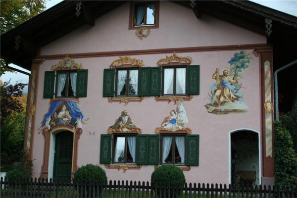 Hiasan dinding gaya Bavaria di rumah