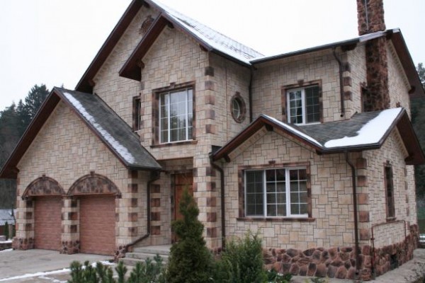 Penggunaan batu buatan dalam hiasan fasad rumah