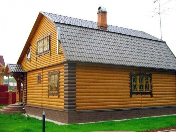Ia kelihatan seperti fasad yang dilapisi rumah blok kayu