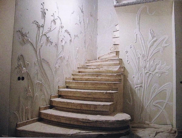 Plaster struktur di dinding di sepanjang tangga