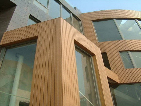 Diseño de revestimiento de fachadas: una combinación de planken y paneles de madera