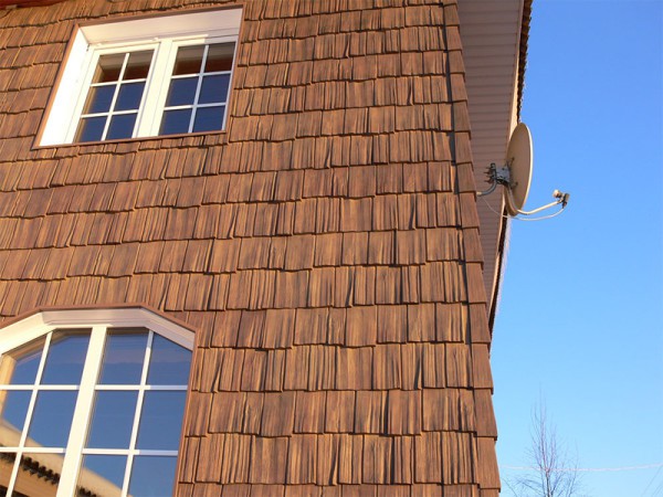 Fachada alicatada con tejas de madera