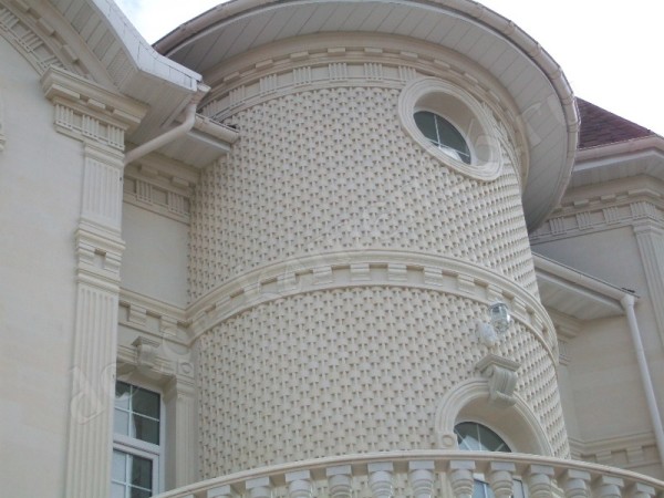Diseño elegante con fachada de piedra.