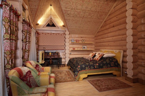 Bilik tidur di rumah kayu balak