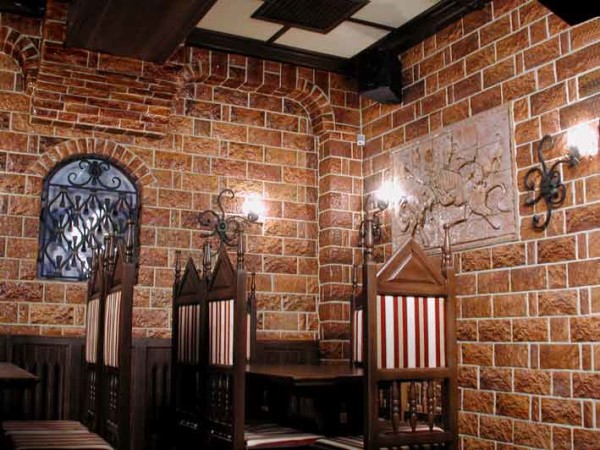 Jubin terakota di dinding restoran