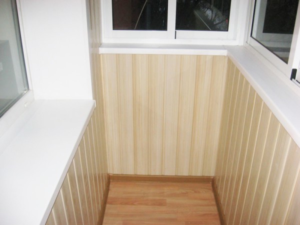 Balkoni dengan panel PVC.