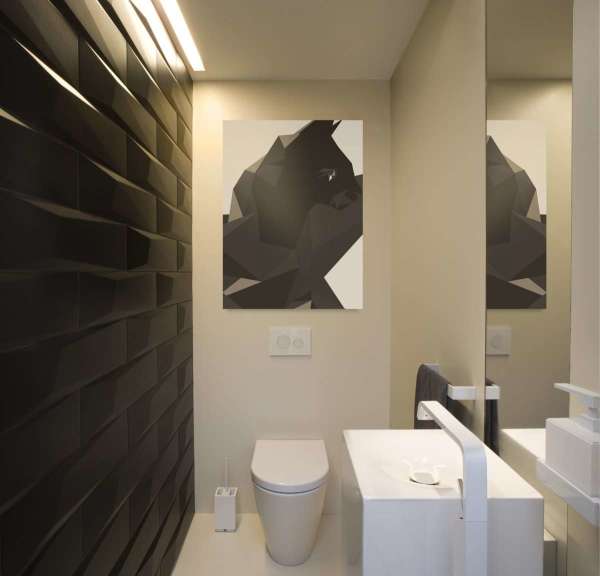 Menghadap dinding bilik mandi dengan panel 3D