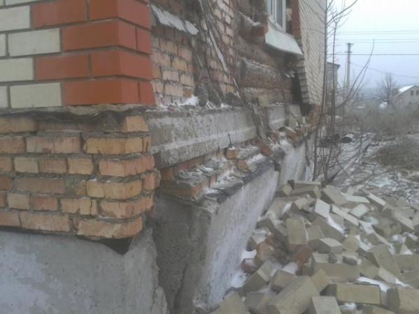 Pelapisan bata rumah lama runtuh kerana beban yang berlebihan di pangkalan