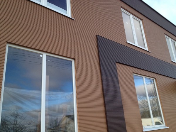 Menghadap fasad dengan panel berasaskan kayu berdasarkan polimer
