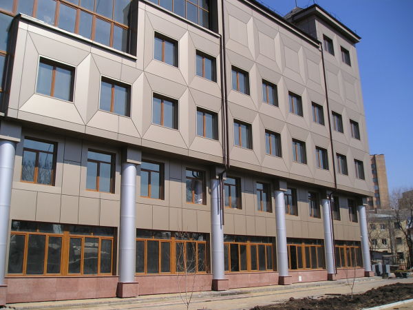Panel logam linier dalam reka bentuk fasad