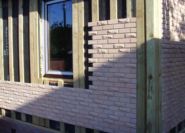 Menghadap fasad rumah persendirian dengan panel bata