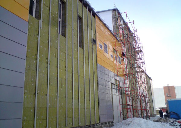 Lapisan fasad dengan panel logam