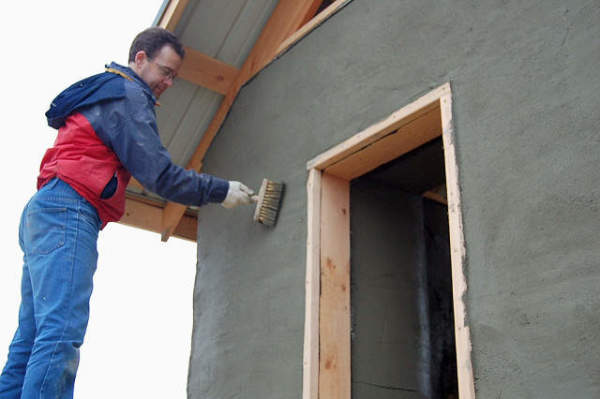 Melengkapkan bahagian luar rumah anda dengan plaster adalah salah satu penyelesaian yang paling berpatutan.