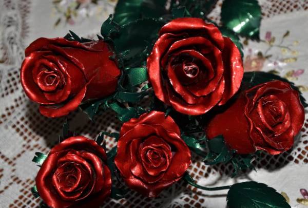 Mawar besi tempa di patina merah dan hijau