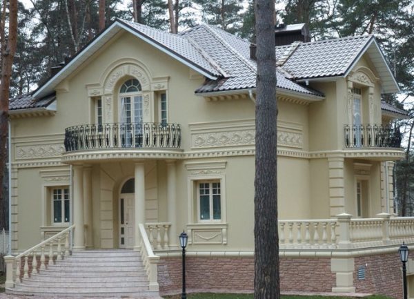 Fasad rumah dicat dengan cat silikon