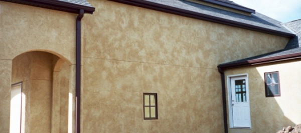 Fasad rumah dicat dengan cat tekstur