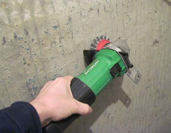 Cara membersihkan dinding penggiling plaster