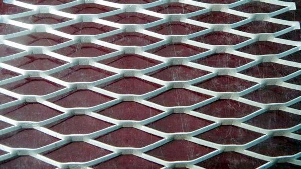 Dalam foto itu, plaster mesh logam dengan mesh berlubang dan lapisan galvanis