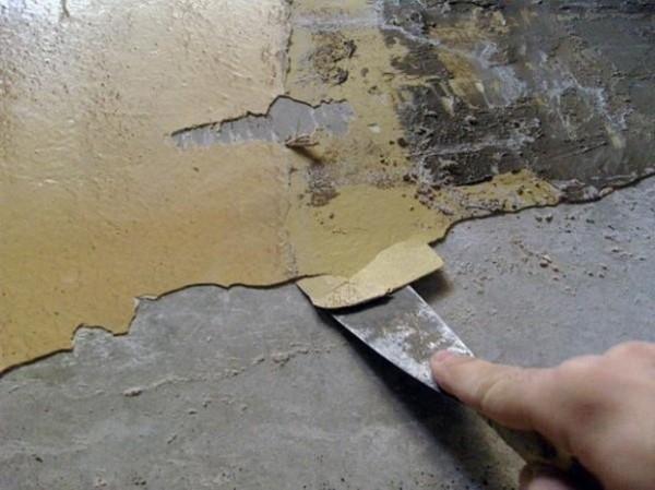 Membersihkan bata dari plaster dengan spatula