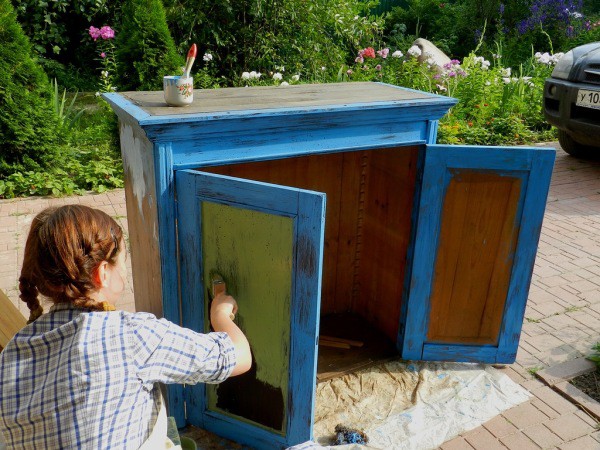 Le processus de peinture d'une armoire en bois