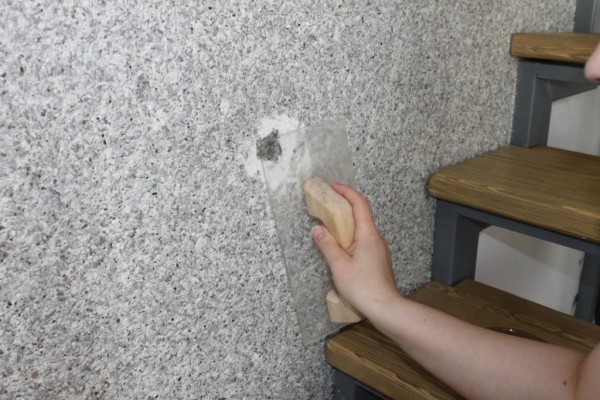 Membaiki kerosakan pada kertas dinding cecair