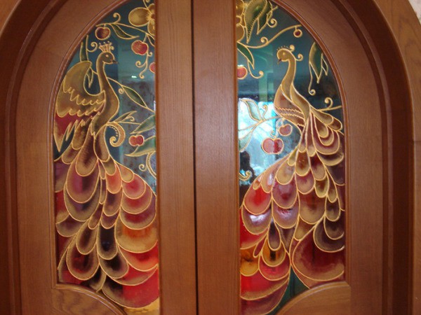 Okno z farebného skla na skle vnútorných dverí