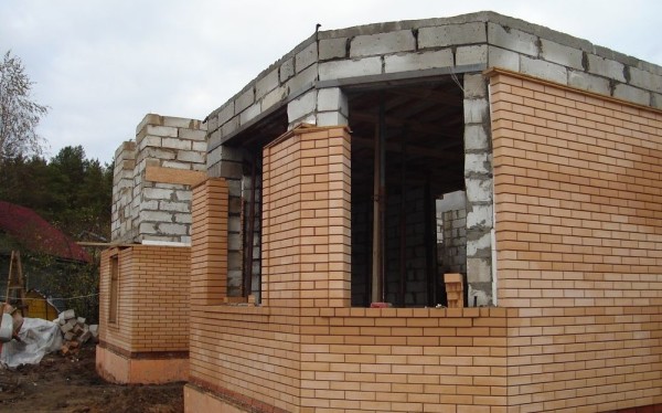Pembinaan dinding dari blok gas, dengan lapisan bata selari