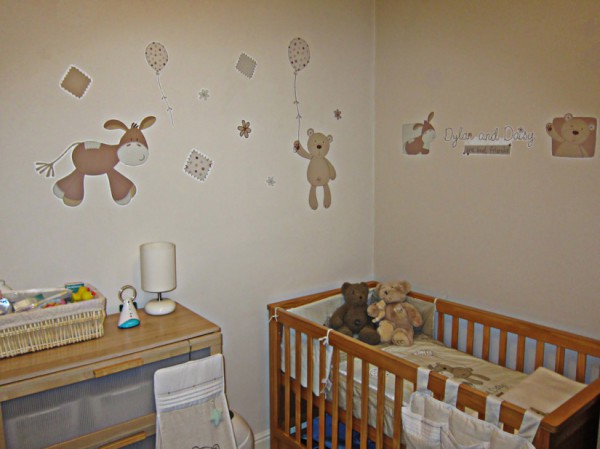 Bilik kanak-kanak berwarna coklat krem ​​dengan watak kartun di kertas dinding
