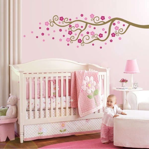 Nursery dalam warna merah jambu dan putih untuk seorang gadis