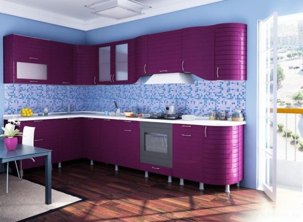 Set dapur ungu di dinding biru