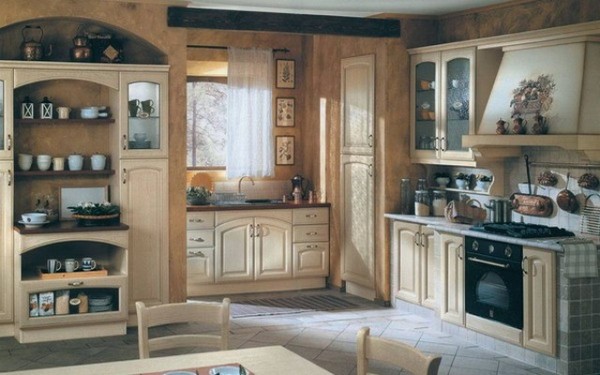 Dalam foto itu, dapur gaya provence dengan warna krem ​​hangat